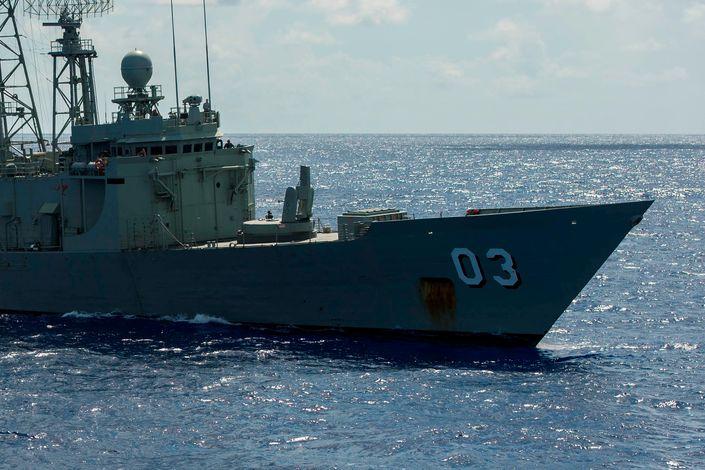 Oddolne próby pozyskania australijskich fregat typu Adelaide Biorąc pod uwagę bezdecyzyjność strony rządowej i narastające potrzeby Marynarki Wojennej, coraz większa grupa specjalistów morskich