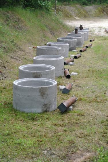 Testy poligonowe urządzenia typu PERFOGENERATOR do stymulacji przypływu medium w odwiertach 101 ładunki kumulacyjne perforatora, a których produkty detonacji przebijając paliwo (propelant) inicjują