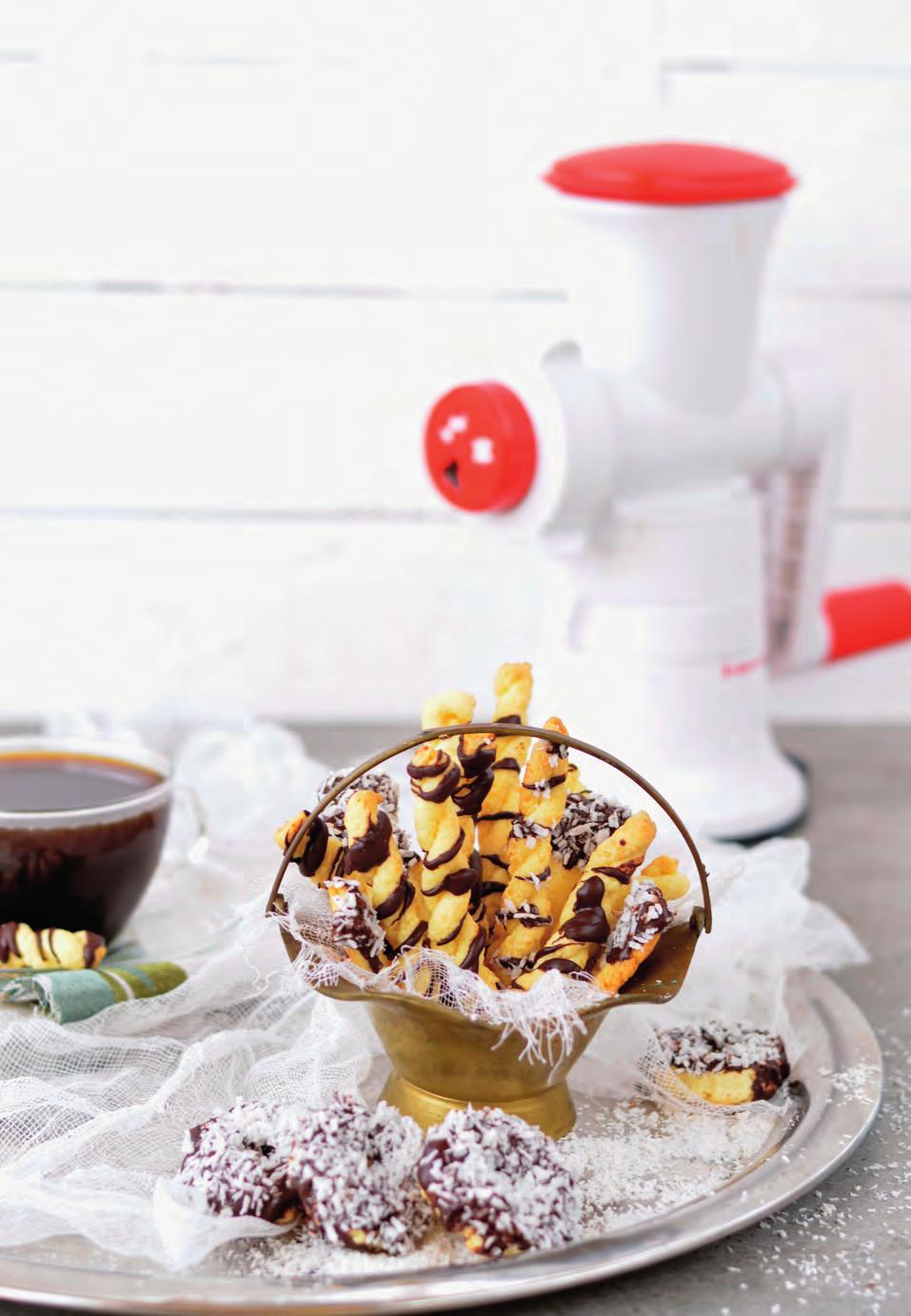 Ciasteczka kokosowe z maszynki Składniki: ź 300 g mąki pszennej ź 200 g masła ź 50 g mąki ziemniaczanej ź 60 g wiórków kokosowych ź 90 g cukru pudru ź 1 jajko ź 2 żółtka ź 3 łyżki gęstej śmietany 18%