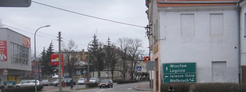 Rys. 2.9. Drogowskaz na ulicy Szpitalnej Na rysunku 2.9 widoczny jest również wysoki krawężnik w miejscu przejścia dla pieszych.