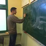w tygodniu, w tym 1 godz. oparta na metodzie eksperymentu), 50 uczniów w zajęciach doskonalących z języka angielskiego (2 godz.