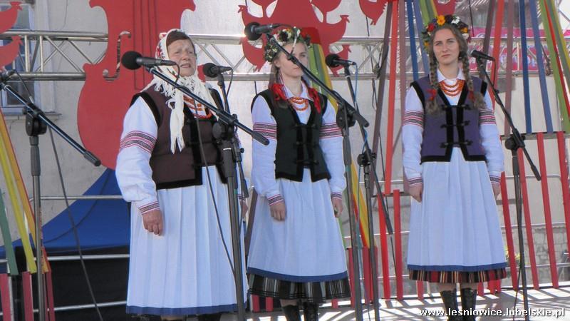 Biorą w niej udział kapele ludowe, instrumentaliści grający na tradycyjnych instrumentach, śpiewacy i zespoły śpiewacze, których repertuar jest zgodny z tradycjami danego regionu kraju.