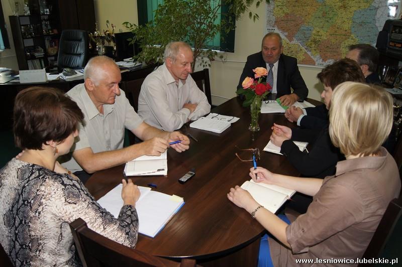 sesji Rady Gminy Leśniowice, odbytej w dniu 26 czerwca 2014 r., zobowiązując do ich realizacji.