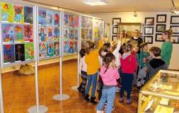 MIŚ PADDINGTON W Muzeum Dobranocek mimo zimy jest bardzo kolorowo dzięki przepięknym pracom finalistów Ogólnopolskiego Konkursu Plastycznego Dobranocki z dawnych lat Miś Paddington.