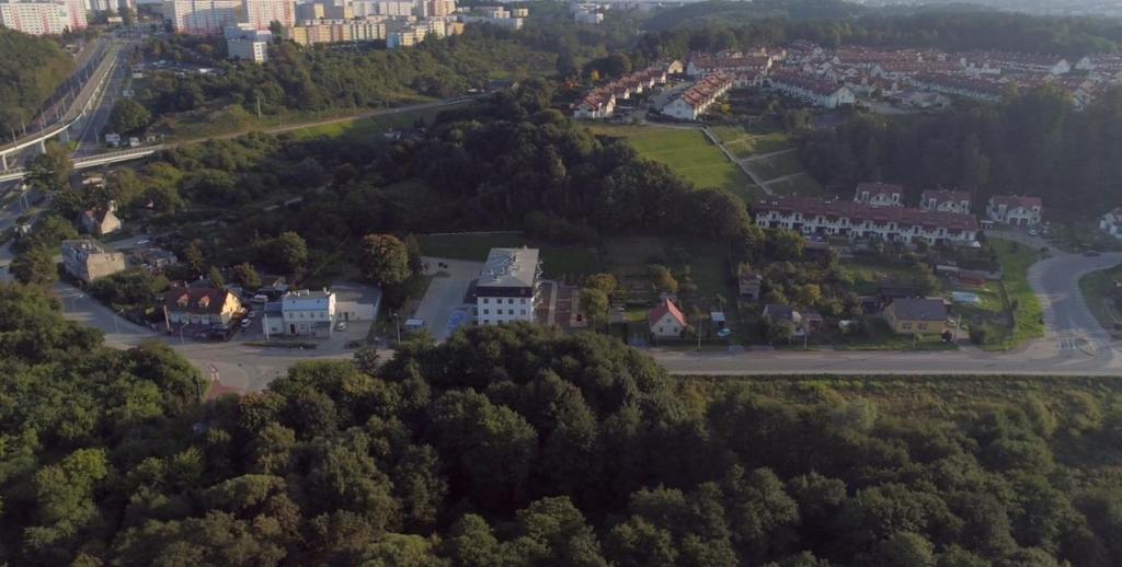 Dom jest bardzo dobrze zlokalizowany w spokojnej okolicy, w bezpośrednim sąsiedztwie Trójmiejskiego Parku Krajobrazowego.