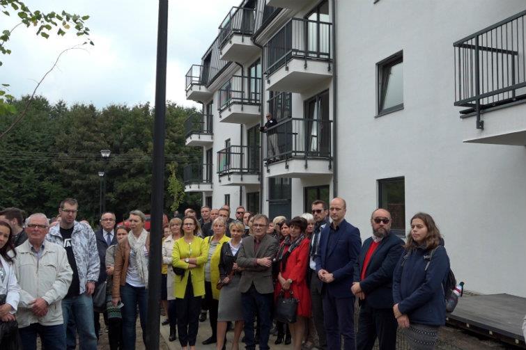 Współpraca z lokalną społecznością na etapie projektowania inwestycji: Cały proces kwalifikacji osób oraz projektowania budynku odbywał się przy aktywnym udziale organizacji pozarządowych