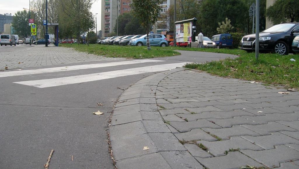 Fot. 5. Prawidłowe oddzielenie drogi dla rowerów od przylegającego chodnika położonym na płasko krawężnikiem drogowym, tworzącym skos ok.