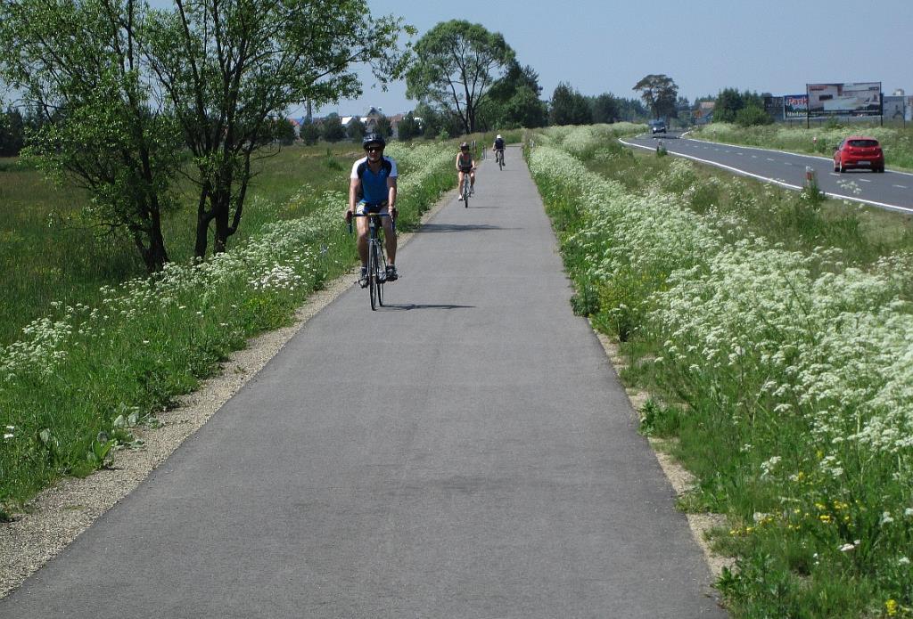 Fot. 6. Droga dla rowerów o nawierzchni asfaltowej wykonana na poszerzonej podbudowie, bez zbędnych i podnoszących koszty obrzeży lub krawężników.