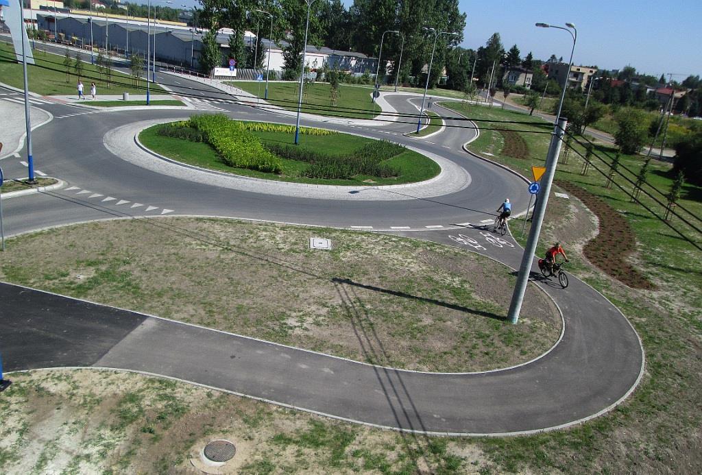 Fot. 11. Droga dla rowerów jako samodzielny wlot małego ronda. Skrzyżowanie ulic Saskiej i Żołnierskiej, Kraków.