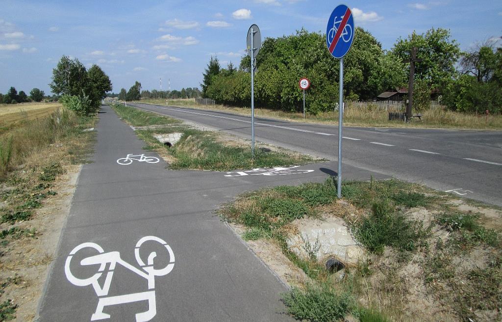 Fot. 12. Droga dla rowerów jako czwarty (samodzielny) wlot skrzyżowania. Szlak GreenVelo, droga wojewódzka nr 81