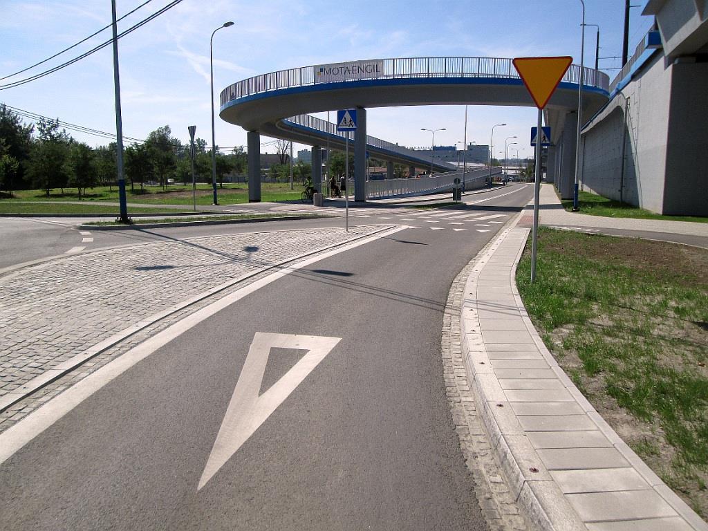 na całym obwodzie elementów pionowych i poziomych. Szerokość wjazdu do labiryntu to min. 2,5 m a głębokość do pierwszej przeszkody min. 3,0 m.