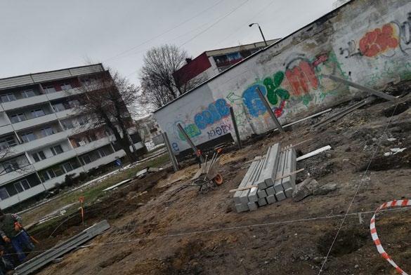NASZA SPÓŁDZIELNIA Śmietnik tylko dla naszych mieszkańców Zakończone zostały prace nad miejscami postojowymi w pobliżu przedszkola oraz budynków os. Orłowiec 50-5-5.