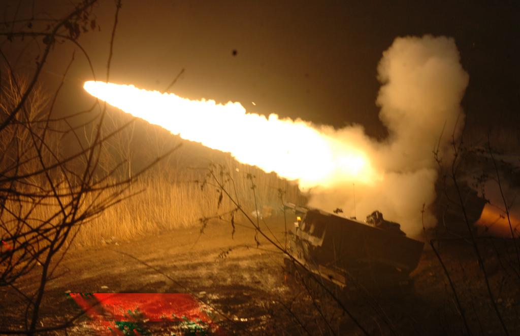 Odpalenie pocisku systemu MLRS. Fot. Staﬀ Sgt. Carlos R. Davis/US Army. Równolegle jednak Republika Korei pozyskiwała i nadal pozyskuje systemy uzbrojenia rakietowego od Stanów Zjednoczonych.