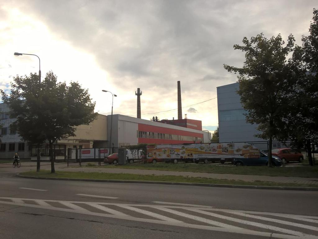 Na początku XX wieku istniało wiele lokalnych hut w okolicach Warszawy.