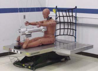 Calibration of the New Human Thorax Model for Low Impact Loading Rates Rys. 4. Pozycjonowanie manekina do bada biozgodno ci modu u klatki piersiowej Fig. 4. Thorax module positioning for calibration procedure Rys.