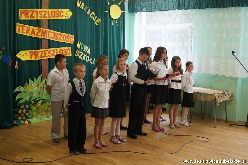 W uroczystości udział wzięli: Pan Wiesław Radzięciak Wójt Gminy Leśniowice, dyrektorzy poszczególnych szkół z Gminy Leśniowice, uczniowie oraz ich rodzice.