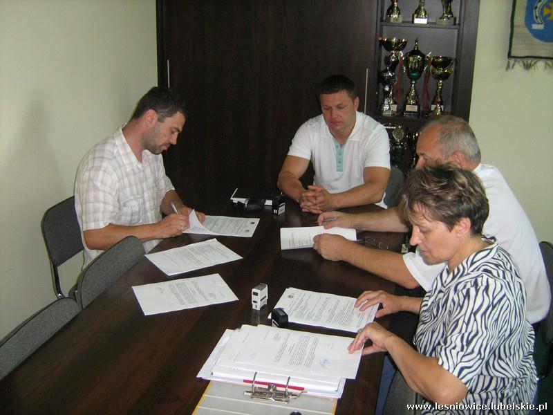 Wiesław Radzięciak Podpisanie umowy na Remont połączony z modernizacją pokrycia dachowego na budynku świetlicy wiejskiej w Majdanie Leśniowskim. W dniu 3 lipca 2012 r.
