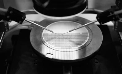 na ITO nie są elastyczne (istotne ograniczenie dla producentów elektroniki), w niewystarczającym stopniu przewodzą prąd i mają ograniczoną transparencję optyczną.