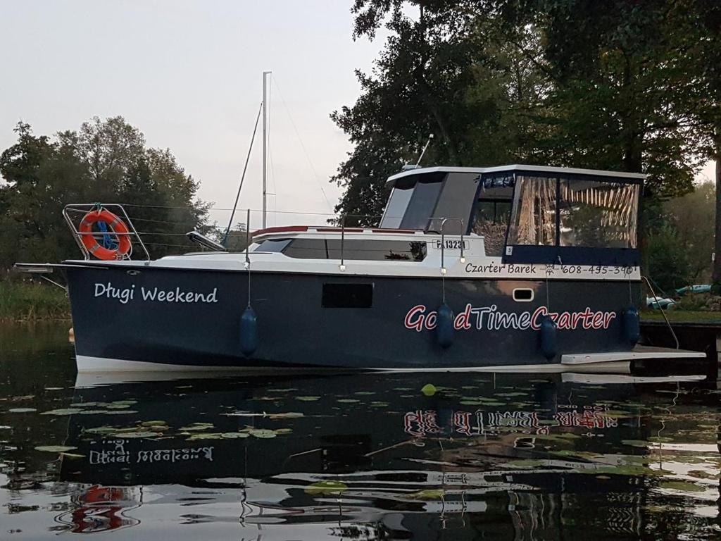O barce Jacht motorowy Calipso 750 to jednostka przeznaczona do żeglugi po wodach śródlądowych, kadłub zaprojektowany i wykonany przez firmę VIVA JACHT, zabudowa wykonana przez firmę YACHTHORNET z