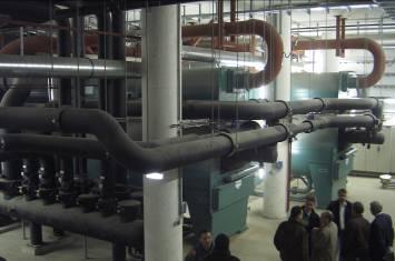District cooling jako usługa energetyczna Korzyści dla odbiorcy Zewnętrzne zaopatrzenie w chłód Oszczędność powierzchni użytkowej w piwnicy i na dachu Większa swoboda architektoniczna Redukcja hałasu