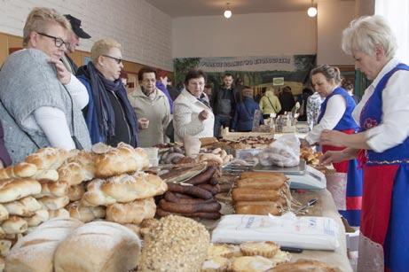 Świąteczne kiermasze w Przysieku zawsze są bogate i różnorodne, oferując oryginalne smaki i doznania artystyczne, a nawet nabycie umiejętności florystycznych i poszerzenie wiedzy o tradycjach
