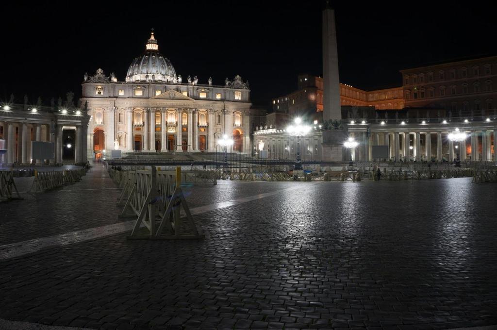 9. Plac św. Piotra po zmroku Wracając do hotelu warto wstąpić jeszcze raz do Watykanu.