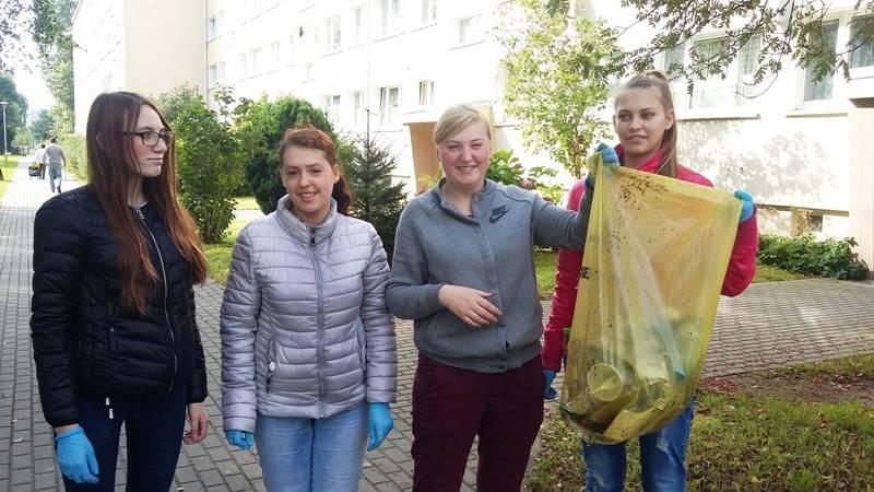 Panią Katarzyną Karol oraz Panią Urszulą Bocian wzięli aktywny udział w akcji Sprzątanie Świata Polska 2017.