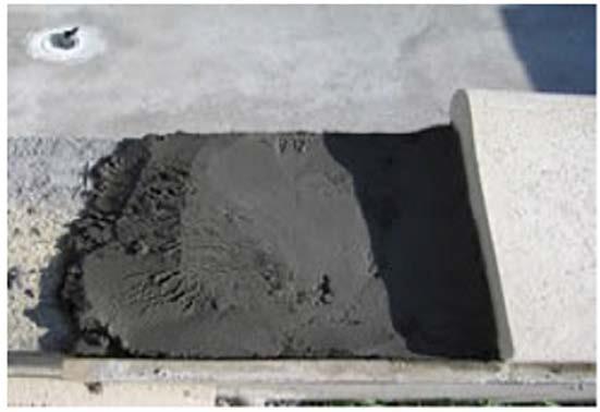 KLEJE DO UKŁADANIA PŁYT KAMIENNYCH ADHPI Szybkowiążący klej używany do układania płyt kamiennych, posiada wyższą wytrzymałość mechaniczną niż kleje na bazie cementu, doskonałą przyczepność do podłoża