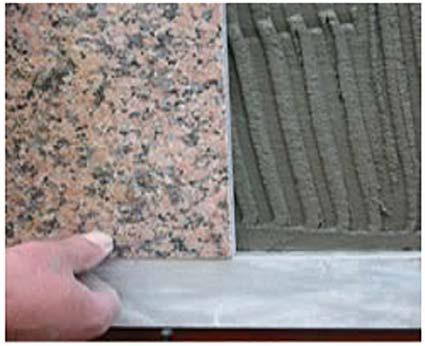 Przeznaczony do układania płyt kamiennych i elementów wykonanych z marmuru lub granitu, służy do mocowania płytek na powierzchniach poziomych i pionowych oraz do wykonania cokołów, listew