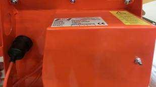 Hydrauliczny wyłącznik ciśnieniowy (Rysunek 18) sygnalizuje w module sterującym, jeśli w przewodzie zbiornika silnika hydraulicznego występuje zbyt wysokie ciśnienie (10 barów).