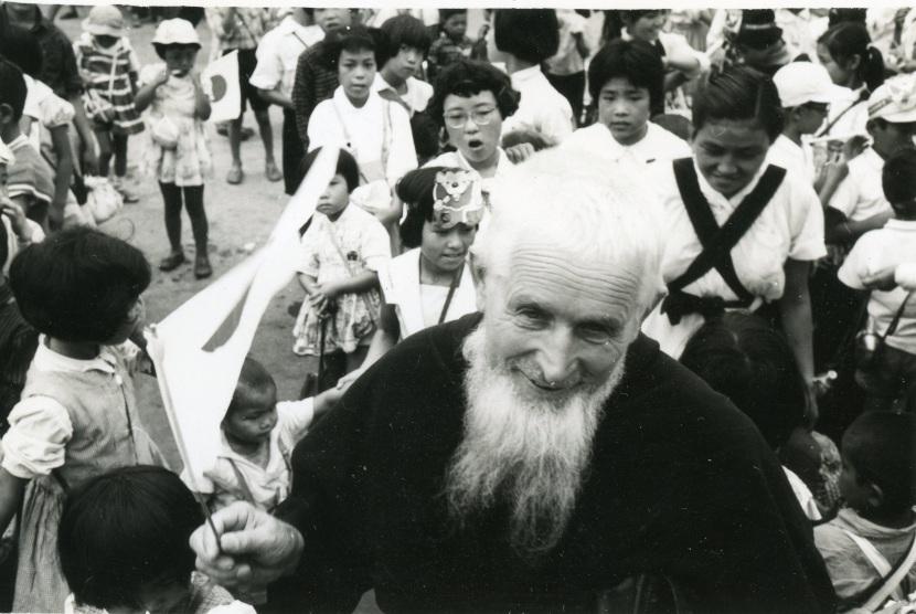 Brat Zenon Żebrowski z japońskimi dziećmi / fot. Archiwum Niepokalanów, Klasztor Zakonu Braci Mniejszych Konwentualnych W 1969 r.