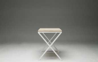 13. Stoliki Wymiary: (+/- 5 cm): 60 cm x 30 cm x 60H cm Materiał: stelaż - metal, blat drewno Kolor: stelaż biały, blat surowe drewno Liczba: min. 4 szt. 14. Elementy dekoracyjne a.