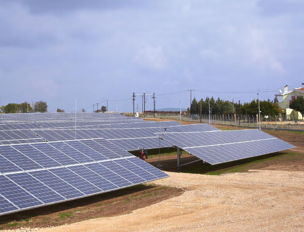 Ochrona odgromowa parków solarnych Aby zapewnić ochronę inwestycji oraz poprawne działanie rozległych parków solarnych, konieczne jest wykonanie analizy ryzyka związanego z uderzeniem pioruna w