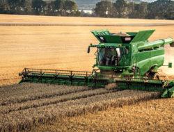 https://www. Kombajny rotorowe John Deere serii S to maszyny o mocy maksymalnej nawet powyżej 600 KM (fot. John Deere) W kombajnach John Deere strefa omłotu wyraźnie różni się od strefy separacji.