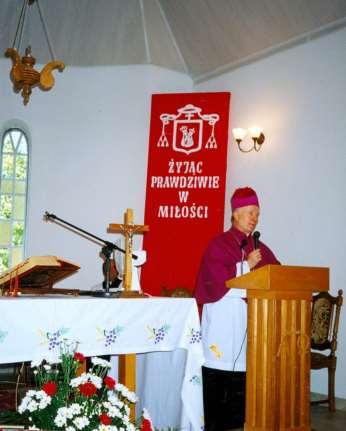 106 Zdjęcie 48 Rok 2002, 11 sierpnia. Biskup diecezji zamojsko-lubaczowskiej Jan Śrutwa w kościele filialnym w.. (zdjęcie ze zbiorów parafii).