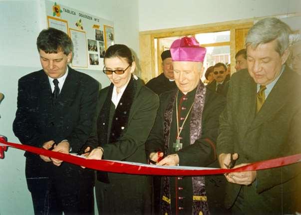 107 Zdjęcie 49 Rok 2003, 6 marca. Przecięcie wstęgi do nowego budynku Warsztatów Terapii Zajęciowej w Komarowie-Osadzie z siedzibą w Wolicy Śniatyckiej (zdjęcie z KPK T 2).
