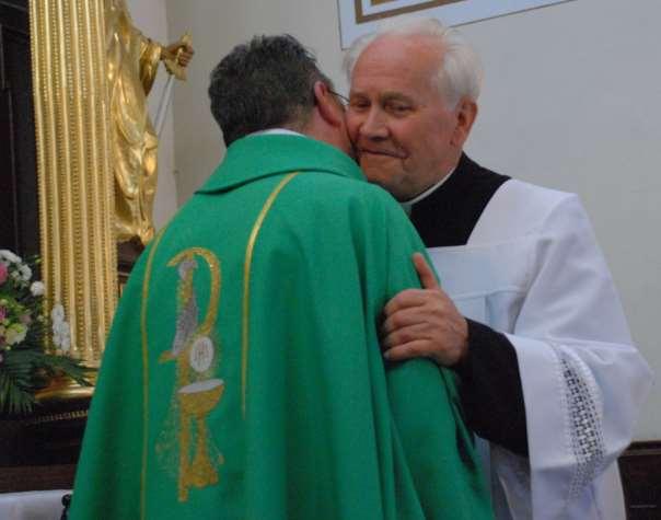 110 Zdjęcie 51 Rok 2008, 13 lipca. Kanoniczne objęcie parafii św. Trójcy w Komarowie przez ks. mgr lic. Tomasza Bombę. Życzenia od ks. kanonika Aleksandra Bacy (11.08.1934-08.12.2012), wychowawcy ks.