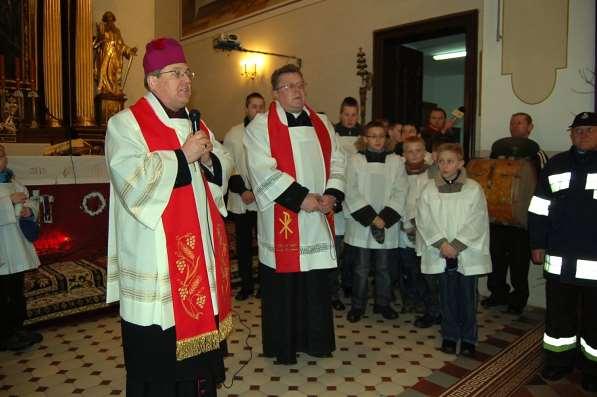 112 Zdjęcie 53 Rok 2009, 20 marca. Droga Krzyżowa. Od lewej stoją: biskup Mariusz Leszczyński, ks.