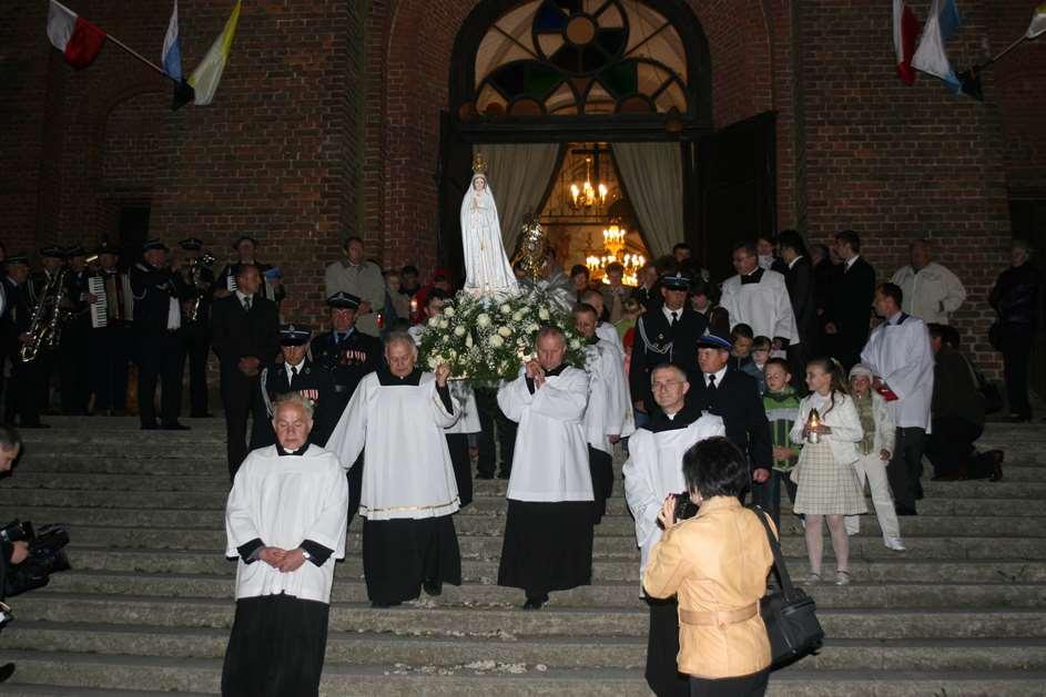 114 Zdjęcie 56 Rok 2009, 13 maja. Księża niosą figurę Matki Boskiej Fatimskiej (foto: ks. Jacek Rak). 13 lipca 2009 roku odbyło się trzecie nabożeństwo fatimskie w kościele komarowskim. Mszy św.