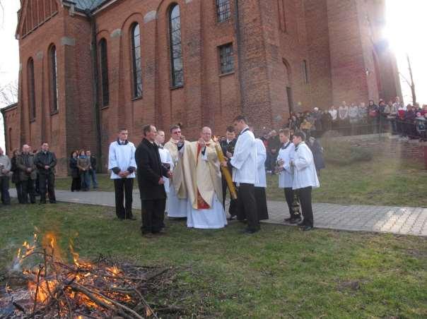 123 Zdjęcie 68 Rok 2010, 4 kwietnia. Wigilia Paschalna. Paschał zapala ks. wikariusz Paweł Kruk (foto: Paweł Przyczyna).