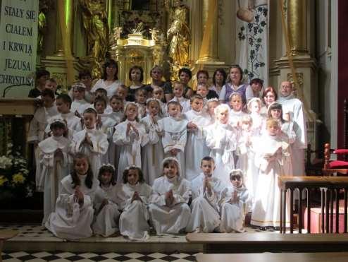 136 Zdjęcie 79 Rok 2011, 17 czerwca. Dzieci przed głównym ołtarzem w sanktuarium w Krasnobrodzie wraz z mamami i ks. Pawłem Krukiem (zdjęcie ze zbiorów parafii). We wtorek, 21 czerwca 2011 roku ks.