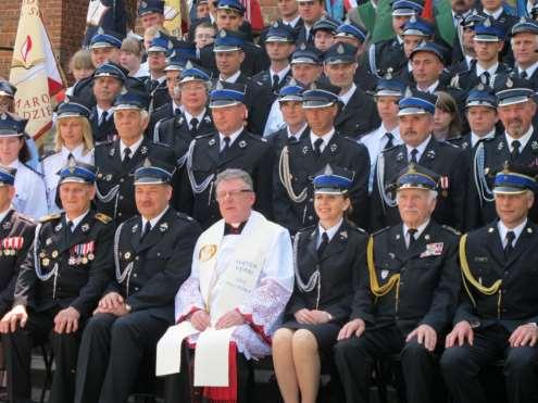 145 Zdjęcie 89 Rok 2012, 3 maja. Fragment pamiątkowego zdjęcia grupowego (zdjęcie ze zbiorów parafii). Po mszy św.
