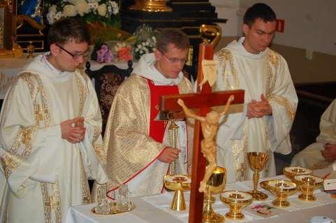 148 ołtarzem sanktuarium w Krasnobrodzie (zdjęcie ze zbiorów parafii). W wigilię odpustu ku czci Trójcy Przenajświętszej, 2 czerwca, o godz.