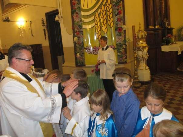 151 obrazków ks. proboszcza 673. Zdjęcie 99 Rok 2012, 14 czerwca. Zakończenie Oktawy Bożego Ciała (zdjęcie ze zbiorów parafii). 1 lipca 2012 r., w niedzielę, po mszy św. o godz.