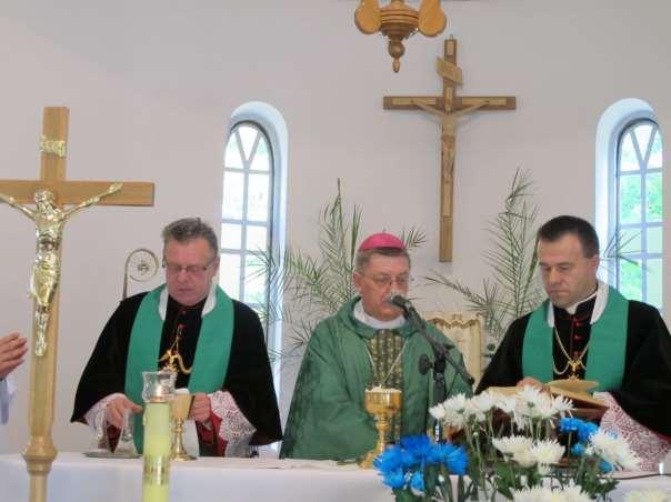152 pobłogosławił dzieci. Zdjęcie 100 Rok 2012, 5 sierpnia. Msza św. w kościele filialnym w Antoniówce. Od lewej ks.