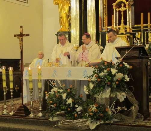 156 Zdjęcie 104 Rok 2012, 14 października. Nabożeństwo Fatimskie. Od lewej: ks. Jan Osuch, ks. kanonik Tomasz Bomba, biskup Marian Rojek, dziekan tyszowiecki ks.