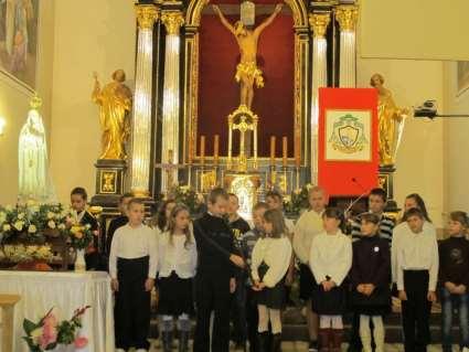 157 Zdjęcie 105 Rok 2012, 14 października. Dzień Papieski cześć artystyczna w wykonaniu dzieci (zdjęcie ze zbiorów parafii).