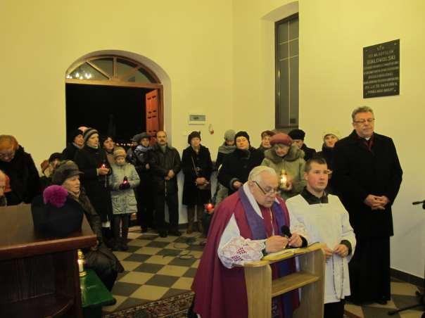158 Zdjęcie 106 Rok 2012, 1 listopada. Kaplica cmentarna. Koronka do Bożego Miłosierdzia w intencji zmarłych. Klęczy ks. Jan Osuch, stoi ks. Tomasz Bomba (zdjęcie ze zbiorów parafii).