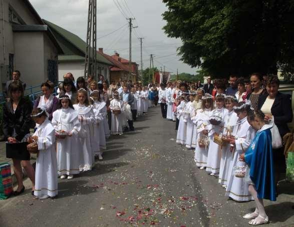 162 i udzielone błogosławieństwo Najświętszym Sakramentem 709. Zdjęcie 109 Rok 2013, 30 maja. Boże Ciało. Procesja (zdjęcie ze zbiorów parafii).