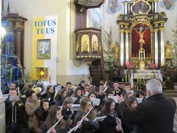 166 Komarowie, pod kierunkiem katechetki Renaty Karwat. Pięknie przygotowany spektakl łączył baśniowe postacie z rzeczywistością Narodzin Jezusa. Mszę św.